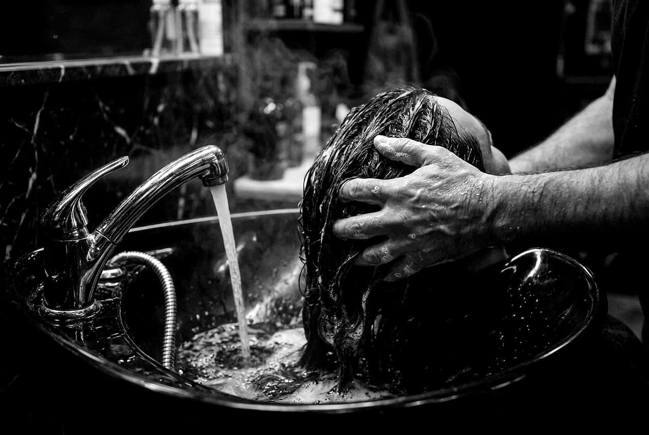 Waschbecken mit laufendem Wasser