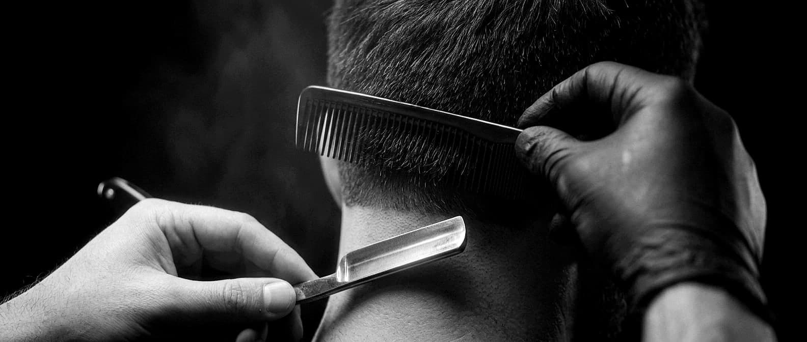 Konturen werden mit dem Rasiermesser gezogen