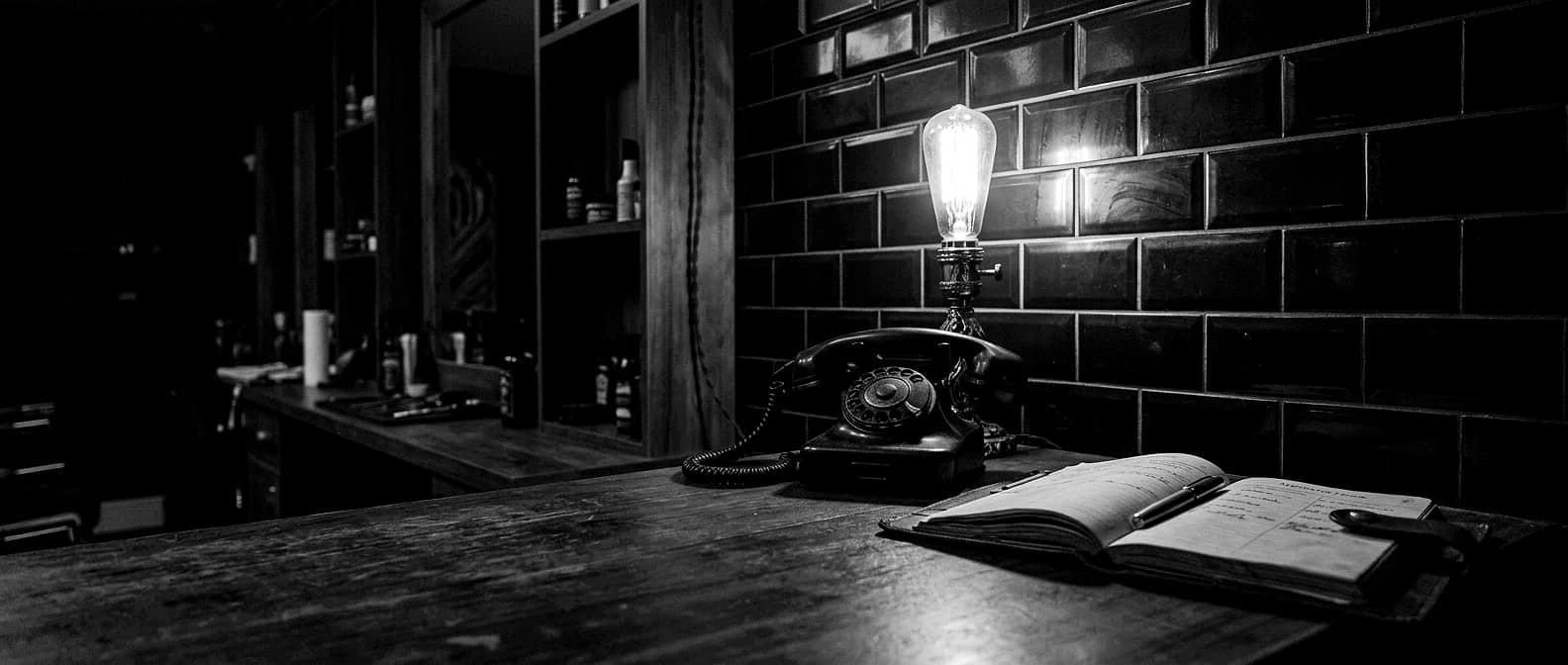 Empfangstresen mit Terminbuch und Lampe