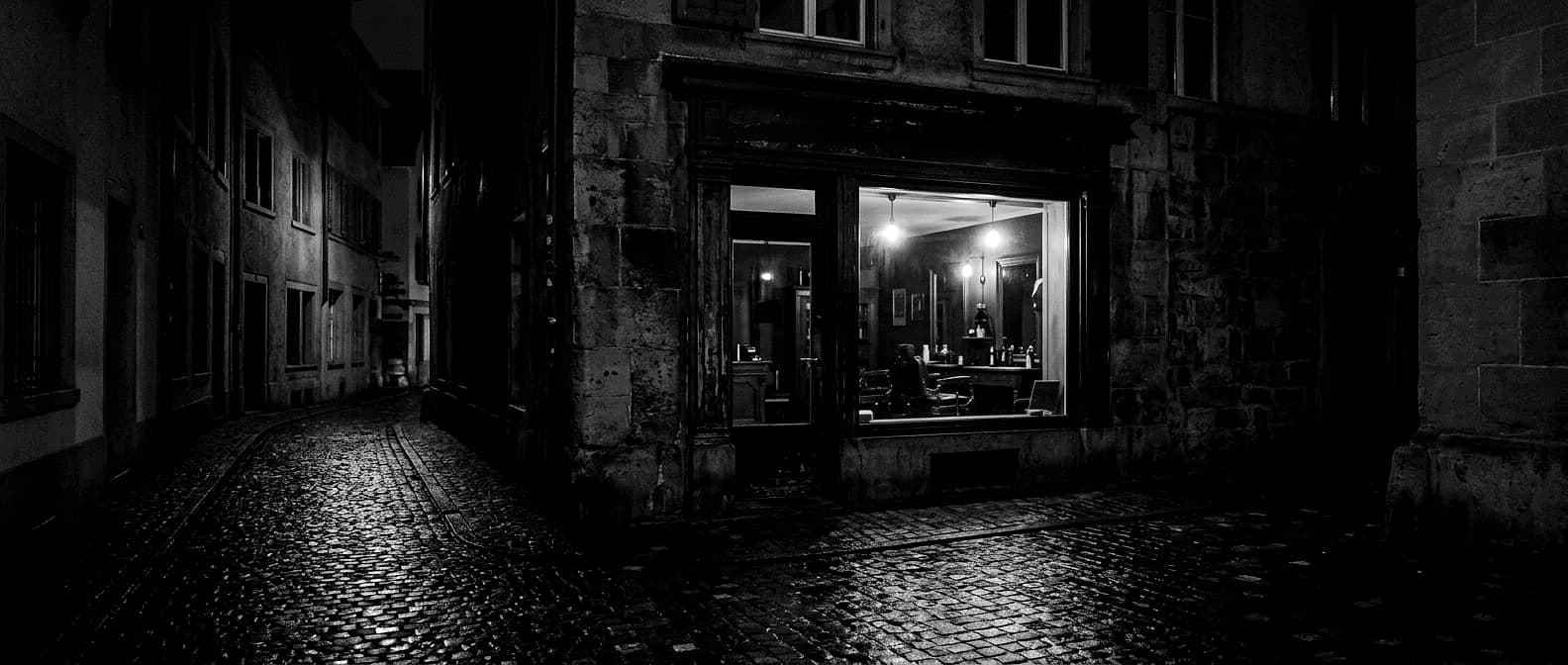 Salon-Fassade am Abend